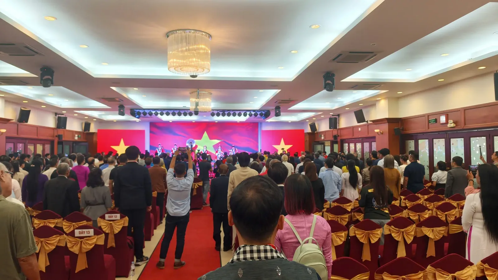 Khán phòng hướng về sân khấu trong phần biểu diễn lân sư rồng