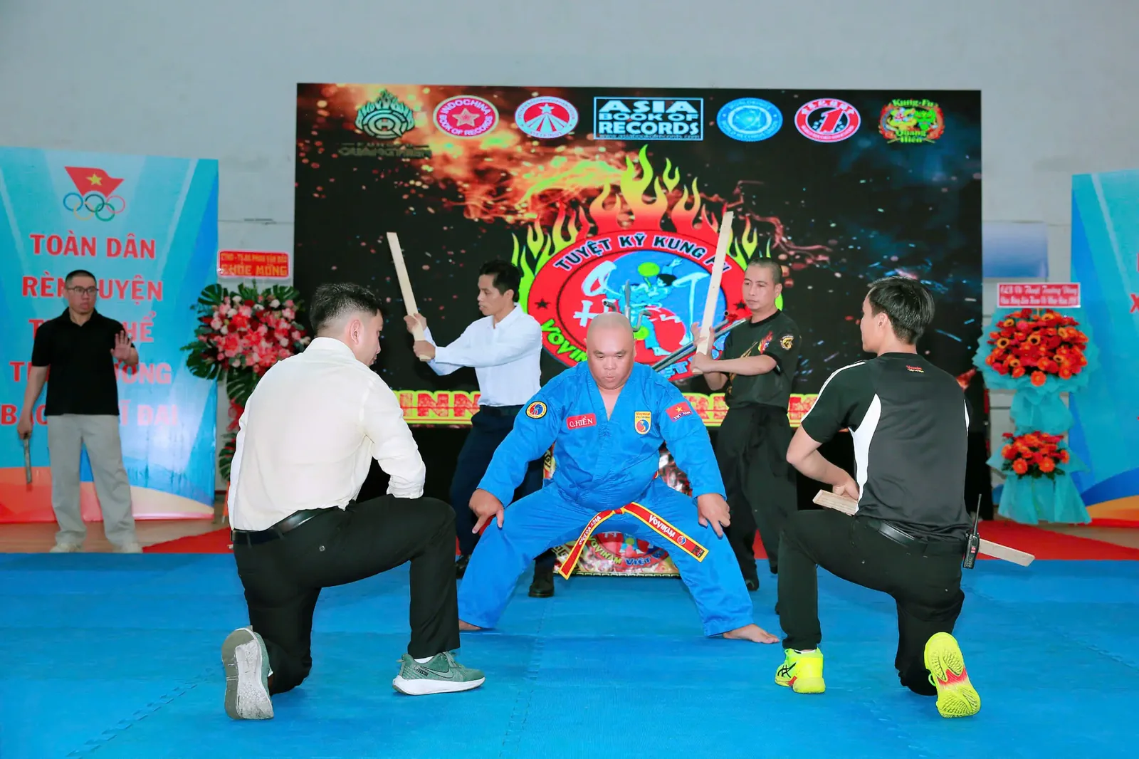 Các võ sinh đồng diễn tại một chương trình giao lưu võ thuật