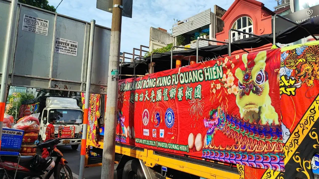 Xe trống lân sư rồng diễu hành, mang không khí lễ hội ra đường phố