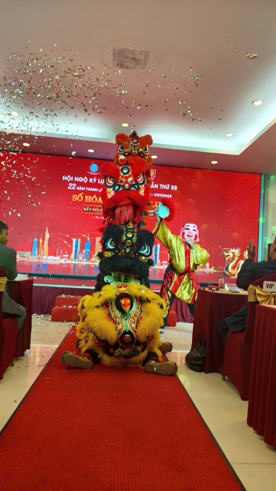 Hai chú lân xanh đỏ chào khách mời trên thảm đỏ trước giờ khai mạc