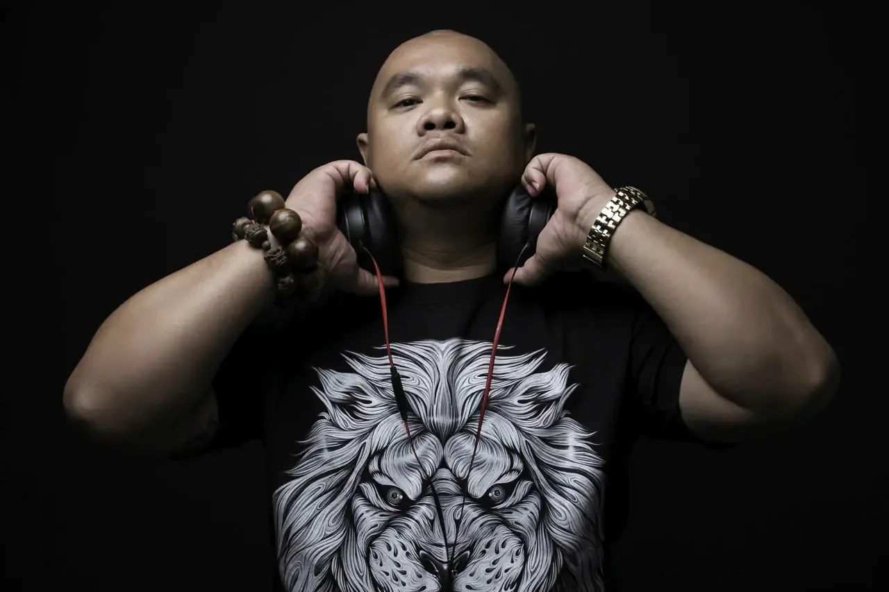 DJ Quang Hiển trong một buổi chơi nhạc